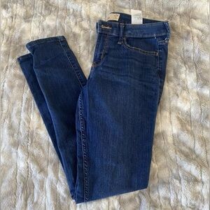 Women’s Hollister medium wash blue jeans size 5R (27W x L31)